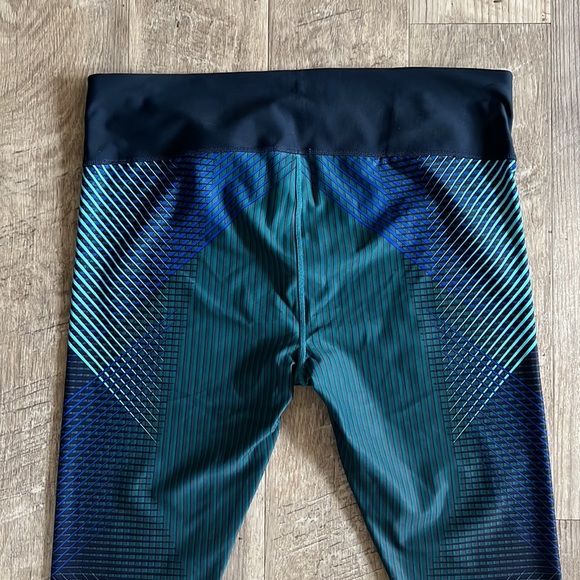 GAP Fit gFast Blue Capri Legging. - Picture 4 of 10